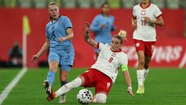 Ewelina Kamczyk była kapitanką reprezentacji Polski pod nieobecność Ewy Pajor (fot. PAP) Kapitan reprezentacji Polski kobiet Ewelina Kamczyk wślizgiem odbiera piłkę zawodniczce Holandii podczas meczu towarzyskiego w Gdańsku. Spotkanie zakończyło się remisem 0:0, a selekcjonerka Nina Patalon pochwaliła zespół za zaangażowanie i zachowanie równowagi między defensywą a atakiem mimo braków kadrowych.