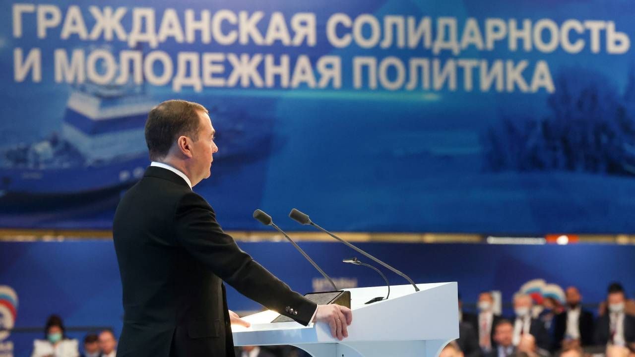 Były premier Dmitrij Miedwiediew został ponownie wybrany przewodniczącym Jednej Rosji (fot. PAP/EPA/YULIYA ZIRYANOVA / SPUTNIK / GOVERNMENT PRESS SERVICE / POOL)