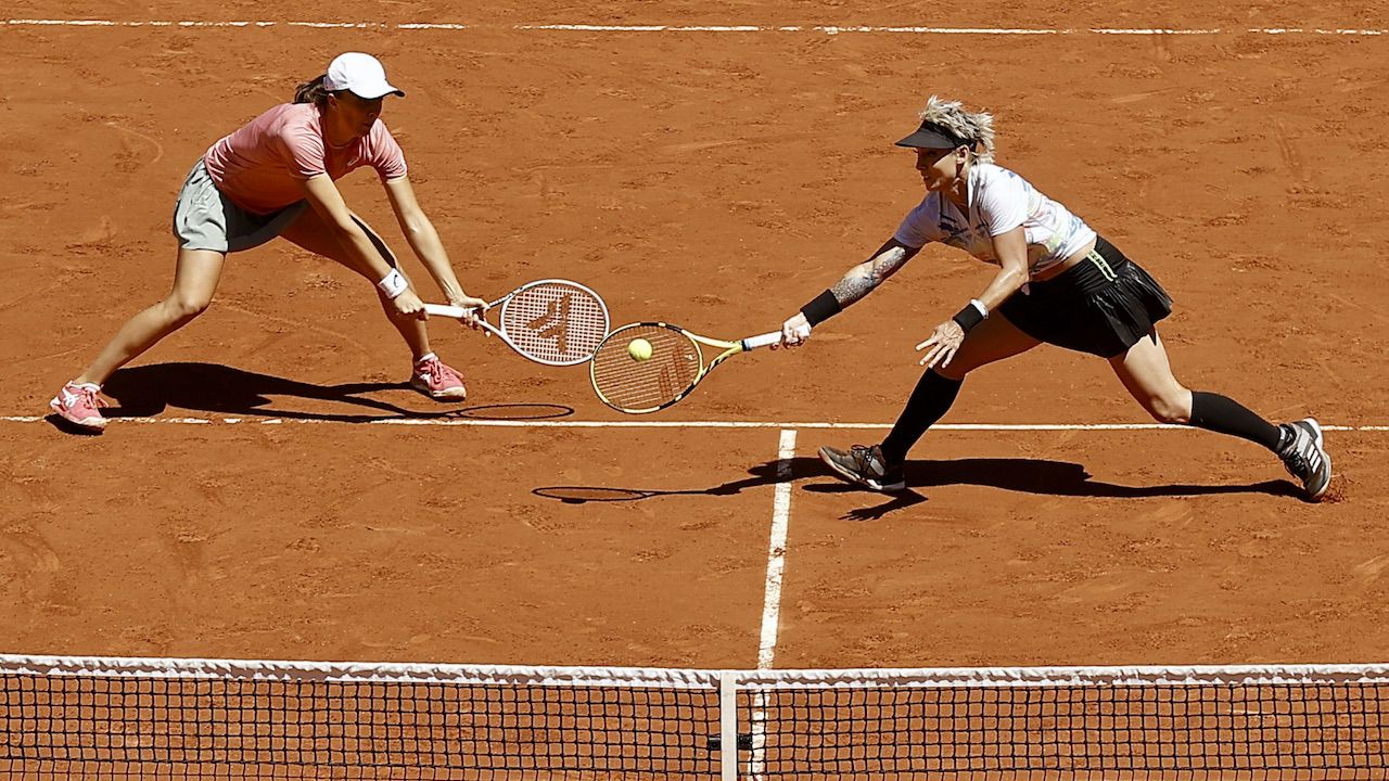 Iga Świątek i Bethanie Mattek-Sands przegrały finał debla kobiet (fot. PAP/EPA/IAN LANGSDON Iga Świątek i Bethanie Mattek-Sands przegrały finał debla kobiet (fot. PAP/EPA/IAN LANGSDON