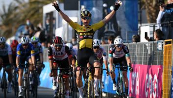 Tirreno-Adriatico. Wout van Aert liderem, Kwiatkowski i Majka w peletonie