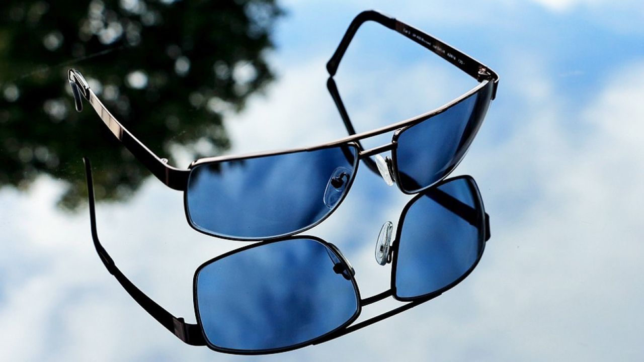 Zebrano 994 pary okularów korekcyjnych i przeciwsłonecznych (fot. Pixabay/herbert2512)