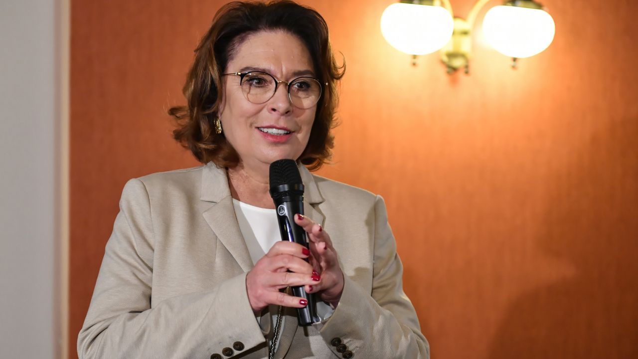 Zaledwie dwie godziny wcześniej poinformowała na konferencji prasowej przed Sejmem, że całkowicie zawiesza swoją kampanię wyborczą (fot. PAP/Wojtek Jargiło) Zaledwie dwie godziny wcześniej poinformowała na konferencji prasowej przed Sejmem, że całkowicie zawiesza swoją kampanię wyborczą (fot. PAP/Wojtek Jargiło)