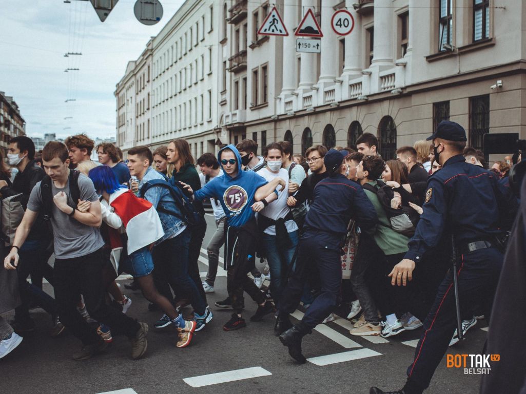 У Дзень ведаў на вуліцы Менска на марш выйшлі студэнты, якія перакрывалі дарогі, уцякалі ад АМАПу і не палохаліся затрыманняў. Гэтае шэсце ўжо празвалі адным з самых дзёрзкіх у пратэстнай гісторыі краіны. Менск, Беларусь. 1 верасня 2020 года. (Фота: Аляксандр Васюковіч / vot-tak.tv / belsat.eu)