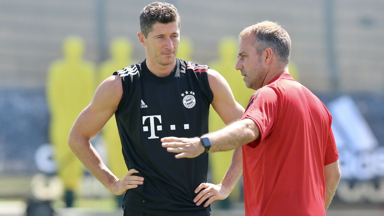 Hansi Flick i Robert Lewandowski doprowadzili Bayern do największych sukcesów od lat (fot. FC Bayern/Handout/Getty Images) Hansi Flick i Robert Lewandowski doprowadzili Bayern do największych sukcesów od lat (fot. FC Bayern/Handout/Getty Images)