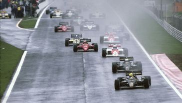 Ayrton Senna na prowadzeniu tuż po starcie (fot. Getty Images)