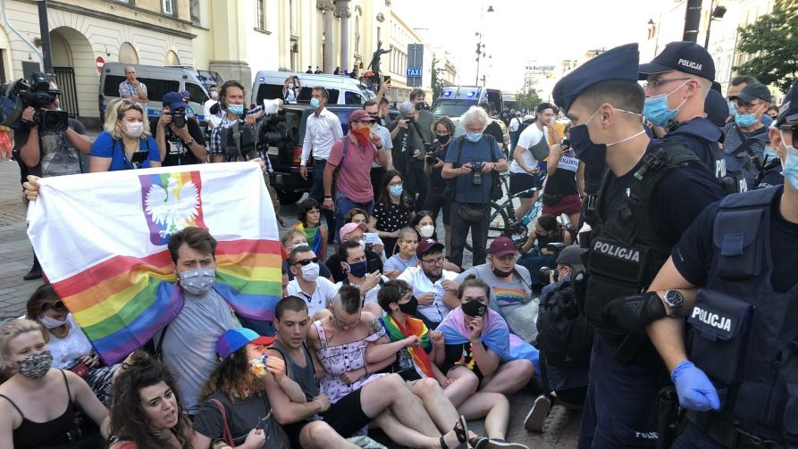 Aktywiści LGBT protestują przeciw aresztowaniu „Margot” – aktywisty, który napadł na działacza pro-life i brał udział w profanacji figury Jezusa (fot. Twitter/Maciej Gdula) Aktywiści LGBT protestują przeciw aresztowaniu „Margot” – aktywisty, który napadł na działacza pro-life i brał udział w profanacji figury Jezusa (fot. Twitter/Maciej Gdula)