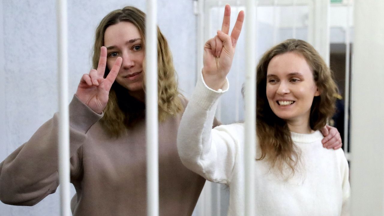 Dwie dziennikarki Biełsatu zostały skazane w czwartek na dwa lata pozbawienia wolności (fot. PAP/EPA/STRINGER) Dwie dziennikarki Biełsatu zostały skazane w czwartek na dwa lata pozbawienia wolności (fot. PAP/EPA/STRINGER)