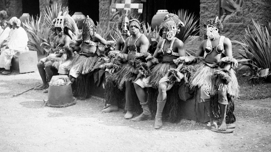 Grupa malgaskich tancerzy na wystawie kolonialnej w Paryżu w 1931 roku. Fot. Keystone-France\Gamma-Rapho via Getty Images