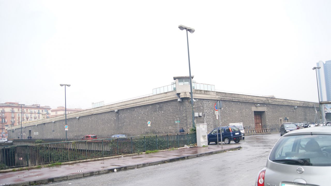 Neapolitańskie Poggioreale ma ponurą sławę jako najbardziej przepełnione w Europie więzienie (fot. wikipedia/Mischa004)