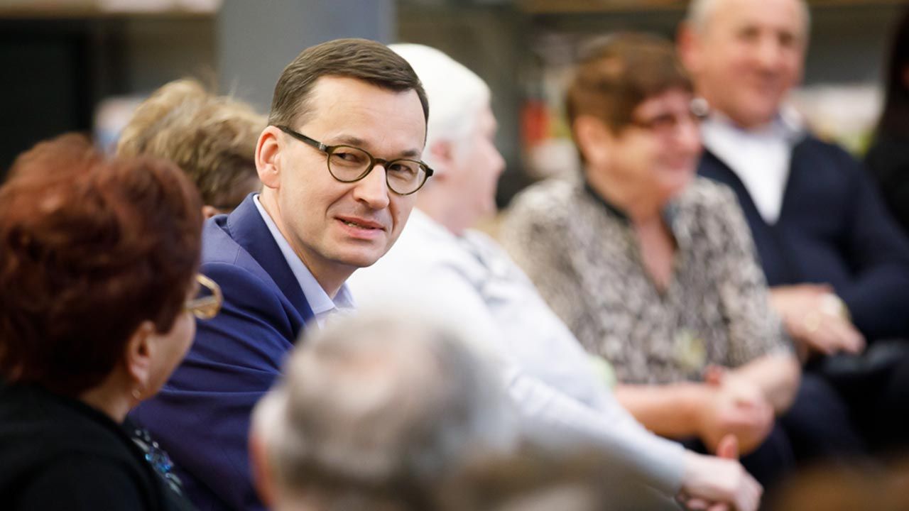 „W pierwszej kolejności myślimy o tych, którzy są najbardziej potrzebujący” – deklaruje premier w liście (fot. Krystian Maj/KPRM) „W pierwszej kolejności myślimy o tych, którzy są najbardziej potrzebujący” – deklaruje premier w liście (fot. Krystian Maj/KPRM)