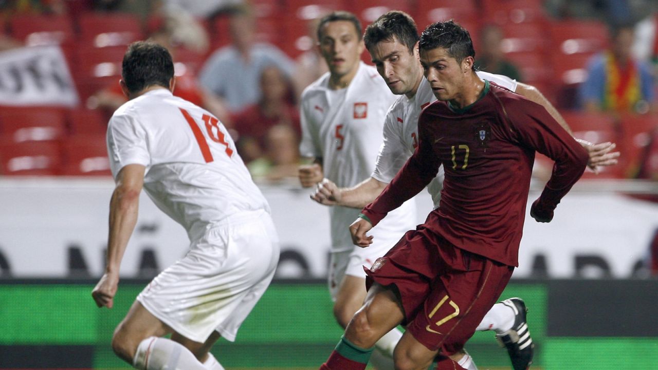 Grzegorz Bronowicki walczy z Cristiano Ronaldo (fot. PAP)