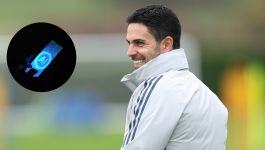 Uśmiechnięty Mikel Arteta podczas jednej z sesji treningowych Arsenalu. Ubrany w jasnoszarą kurtkę z ciemnymi akcentami, spogląda w bok, jakby obserwował postępy swoich zawodników. W tle rozmyte barwy zieleni i żółci sugerują boisko treningowe, a w lewym górnym rogu zdjęcia widnieje cyfrowa grafika z napisem „AI” – symbol nowoczesnych technologii wspierających sztab szkoleniowy. To wizualne zestawienie podkreśla rosnącą rolę sztucznej inteligencji w codziennej pracy trenerskiej (fot. Getty Images)