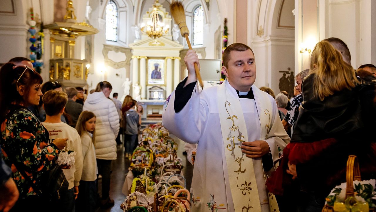 Symbolika Wielkiej Soboty. Wierni święcą pokarmy i odwiedzają groby pańskie