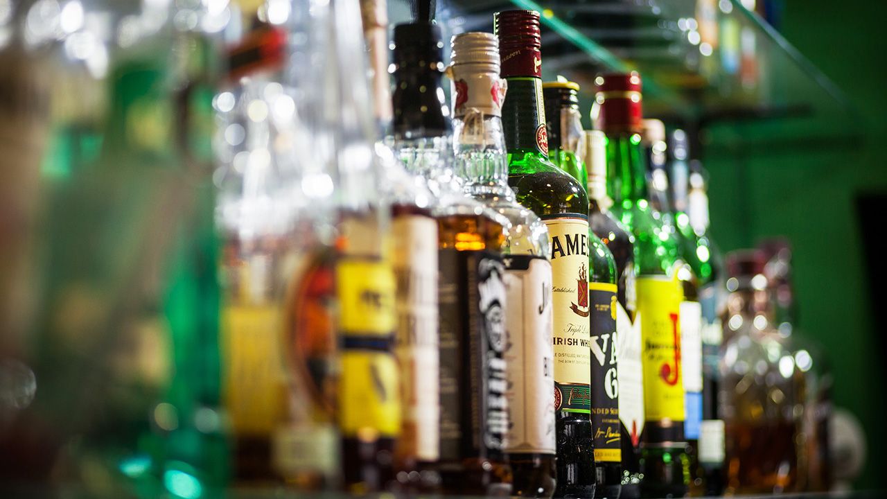 Ponad połowa Polaków deklaruje, że pije alkohol okazjonalnie (fot. Shutterstock/Alexandru Nika) Ponad połowa Polaków deklaruje, że pije alkohol okazjonalnie (fot. Shutterstock/Alexandru Nika)