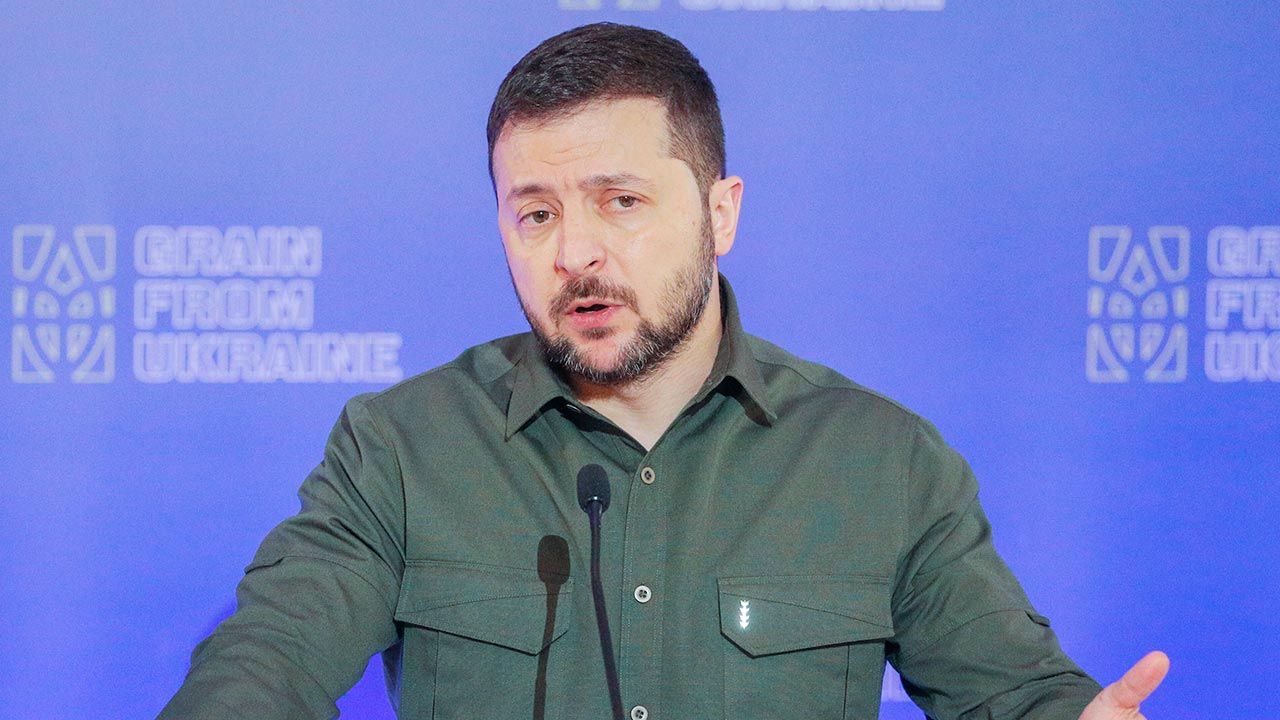 Wołodymyr Zełenski skrytykował UE za wprowadzenie zbyt niskiego limitu ceny na rosyjską ropę (fot. PAP/EPA/SERGEY DOLZHENKO) Wołodymyr Zełenski skrytykował UE za wprowadzenie zbyt niskiego limitu ceny na rosyjską ropę (fot. PAP/EPA/SERGEY DOLZHENKO)