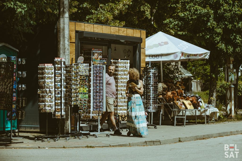 Турысты разглядаюць сувеніры. Вёска Белавежа, Польшча. 18 чэрвеня 2024 года. (Фота: Белсат)