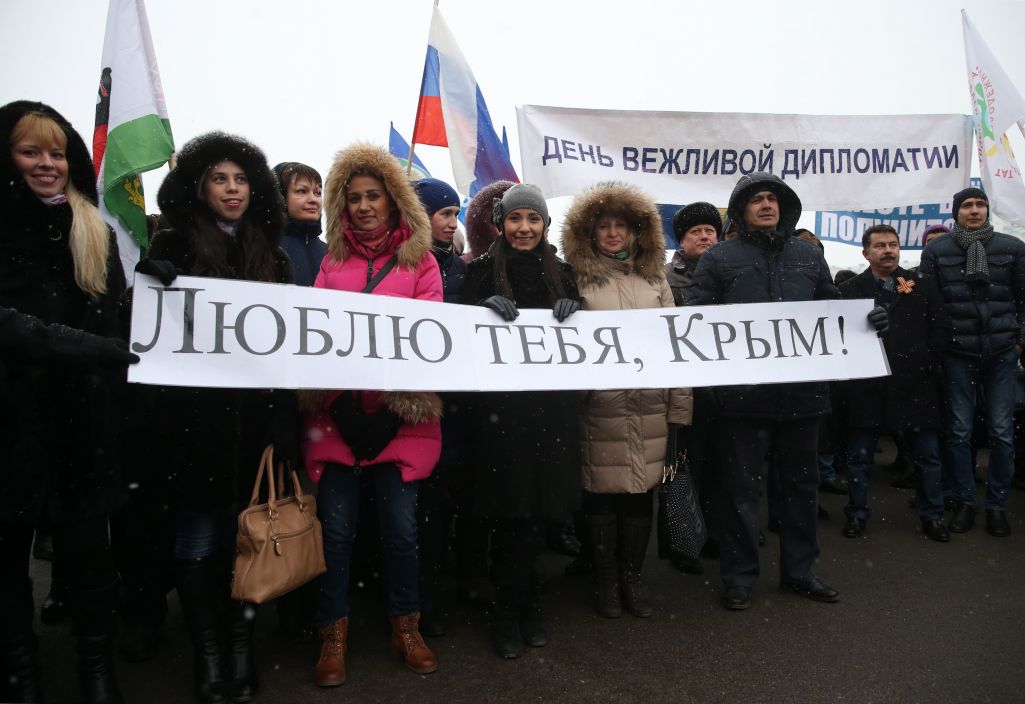 Здымак мае ілюстрацыйны характар. Людзі трымаюць шыльду з надпісам «Люблю цябе, Крым» падчас святкаванняў далучэння Крыму да Расіе ў Казані, Татарстан. 16 сакавіка 2016 года. (Фота: Yegor Aleyev / TASS / Forum)