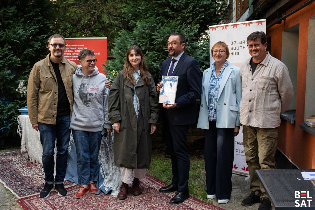 Злева направа: Ціхан Чарнякевіч, Таццяна Нядбай, Ганна Шакель, прадстаўнік Сяргея Прылуцкага, Ульяна Верына і Андрэй Хадановіч на ўручэнні прэміі імя Наталлі Арсенневай у Беларускім моладзевым хабе. Варшава, Польшча. 24 траўня 2025 года. Фота: Белсат