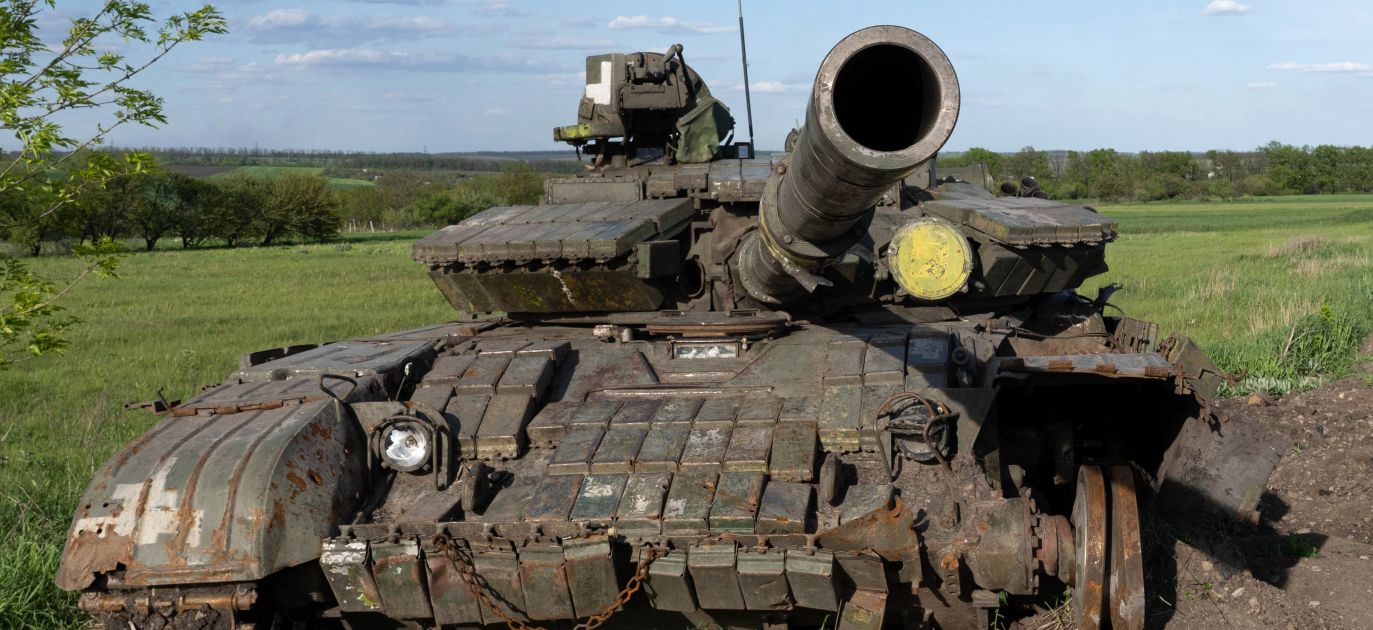 Destroyed Russian tank in the Kharkiv region, Ukraine. Photo: PAP/Mykola Kalyeniak