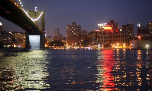 W 2008 roku Olafur Eliasson wzniósł na nowojorskiej East River cztery monumentalne wodospady. Fot. Mario Tama/Getty Images