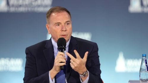 Былы камандуючы арміі ЗША ў Еўропе Бэн Ходжэс прамаўляе падчас Варшаўскага форуму бяспекі. 