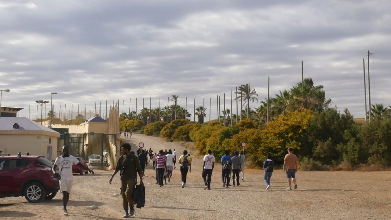 Ponad 130 Afrykańczykom udało się wedrzeć do Melilli (fot. PAP/EPA/Paqui Sanchez)