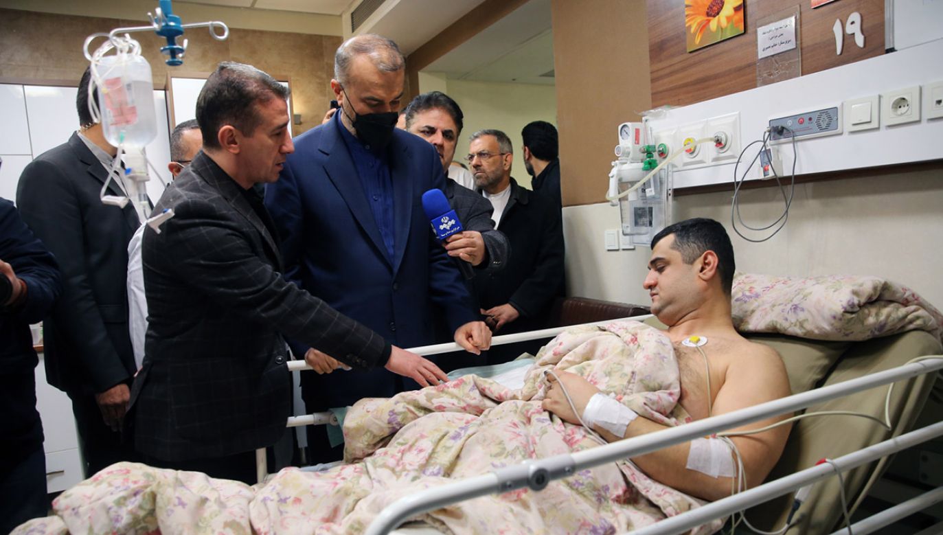 Irański minister Hossein Amir-Abdoulahian i ambasador Azerbejdżanu w Teheranie Ali Alizada odwiedzają rannego w ataku na ambasadę Azerbejdżanu (fot. PAP/EPA/HAMID FROUTAN)