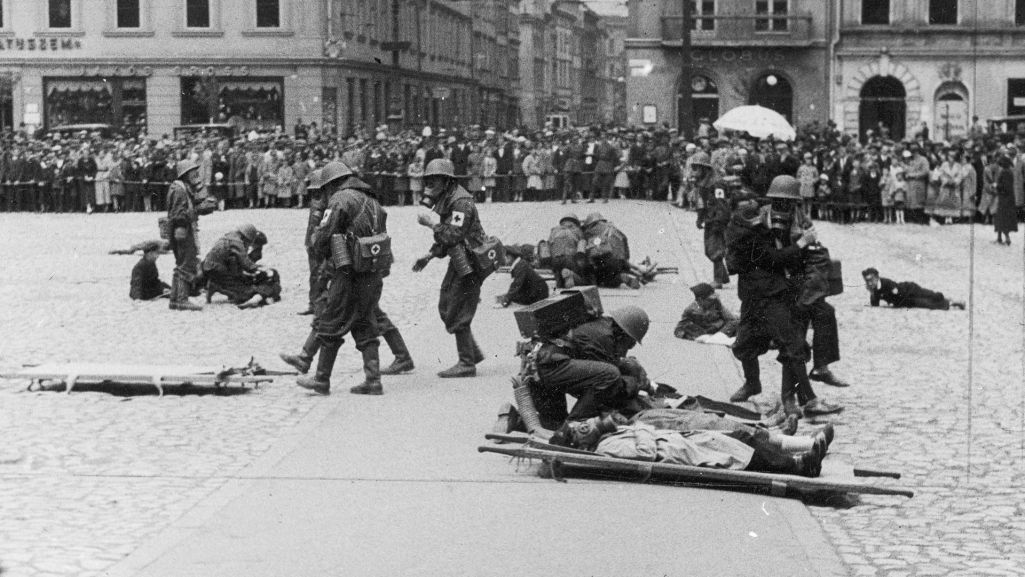 Ćwiczenia Polskiego Czerwonego Krzyża. Zdjęcie z okresu II RP (fot. Narodowe Archiwum Cyfrowe)