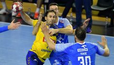 Alex Dujshebaev (L) z Łomży Vive Kielce i Mirsad Terzić z Orlen Wisły Płock (fot. PAP/Piotr Polak)
