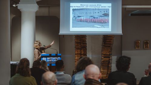 Былая палітзняволеная Паліна Шарэнда-Панасюк апавядае пра свой досвед адбывання пакарання ў ПК № 24 падчас ІІ Кангрэсу аб палітзняволеных у Беларусі. Познань, Польшча. 28 верасня 2025 года. Фота: Рауль Дзюк / Белсат