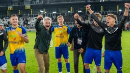 Trener Kamil Socha świętuje ze swoimi zawodnikami (fot. Konrad Sala/Unia Skierniewice) Trener Kamil Socha świętuje ze swoimi zawodnikami, piłkarzami Unii Skierniewice w żółtych koszulkach