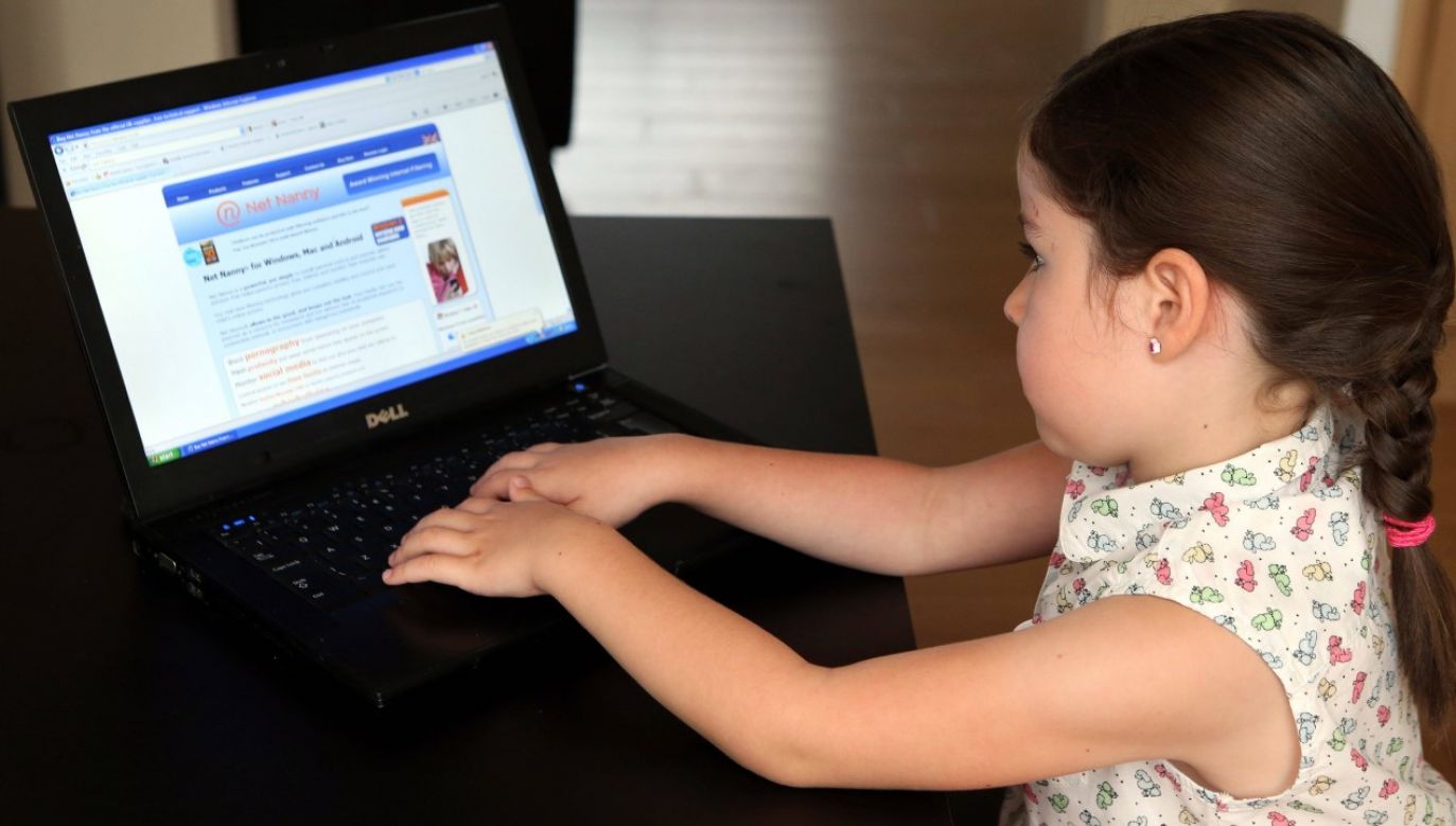 Dostęp do internetu mają już kilkuletnie dzieci (fot. arch PAP/PA)