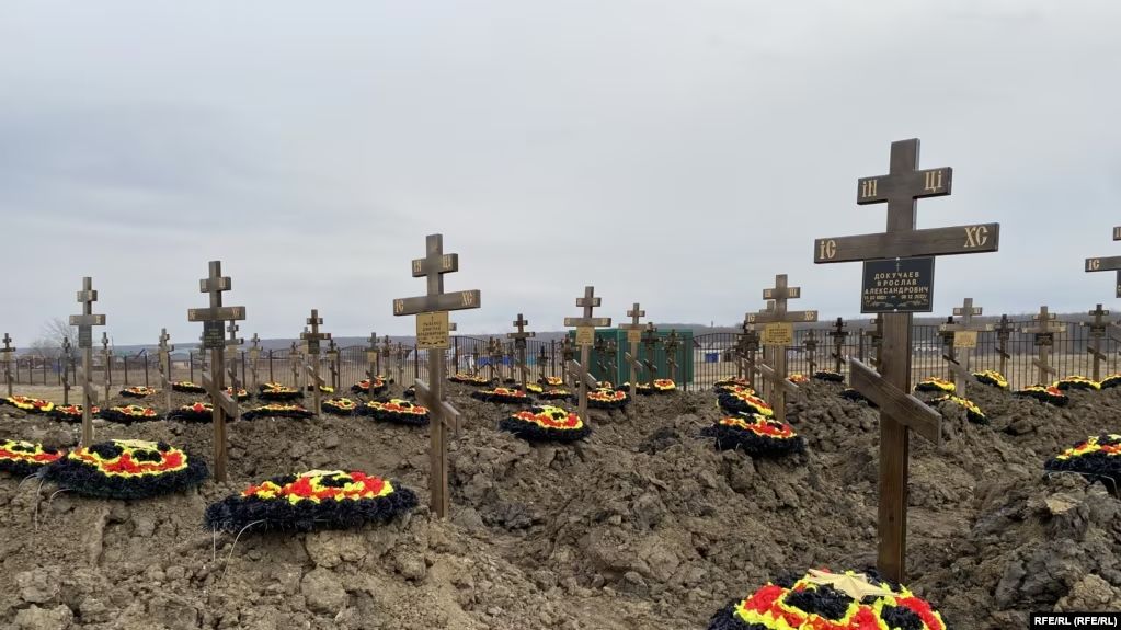 Пахаванні расейскіх вайскоўцаў, загінулых на вайне ва Украіне. (Фота: Радыё Свабода)