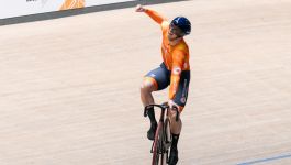 Harrie Lavreysen (fot. Getty) Holenderski kolarz torowy Harrie Lavreysen świętuje zdobycie złotego medalu mistrzostw świata w Santiago. Triumf na dystansie 1 km ze startu zatrzymanego był dla niego 19. tytułem mistrza świata, umacniającym jego pozycję najbardziej utytułowanego torowca w historii tej imprezy