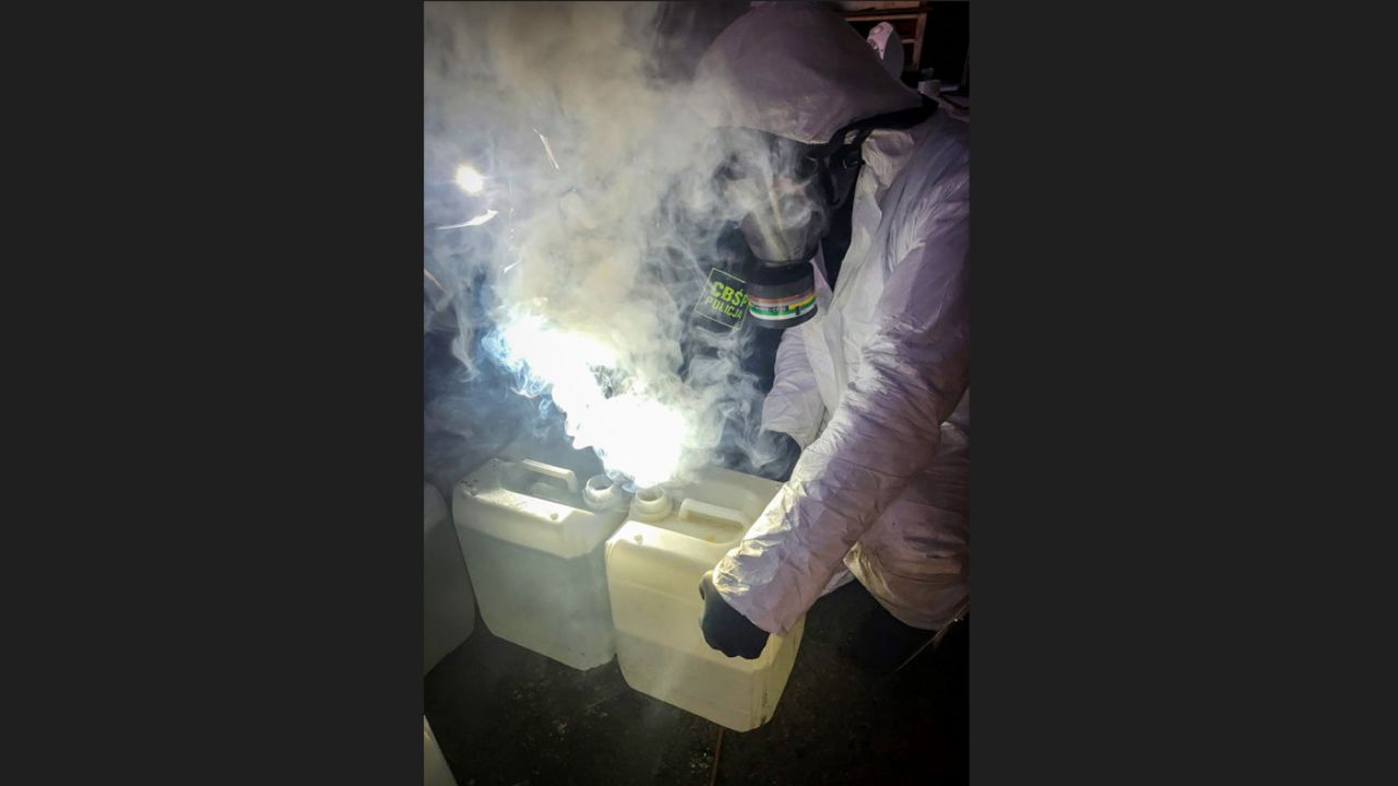 Podczas przeszukania laboratorium policjanci musieli mieć specjalne stroje ochronne (fot. CBŚP) Podczas przeszukania laboratorium policjanci musieli mieć specjalne stroje ochronne (fot. CBŚP)