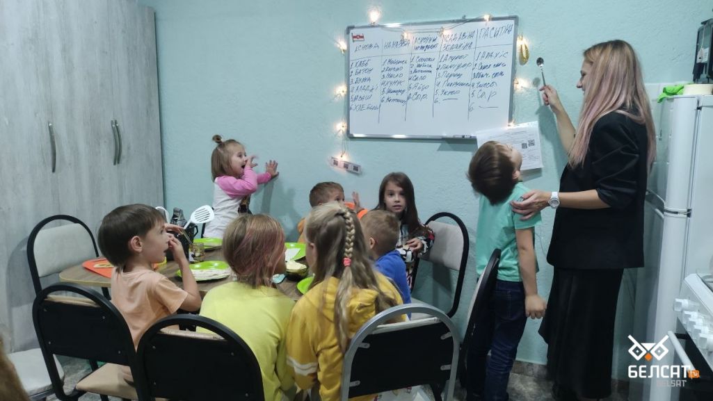 Занятак з кулінарыі для дзяцей у прасторы «аКсяродак». (Фота: Белсат)