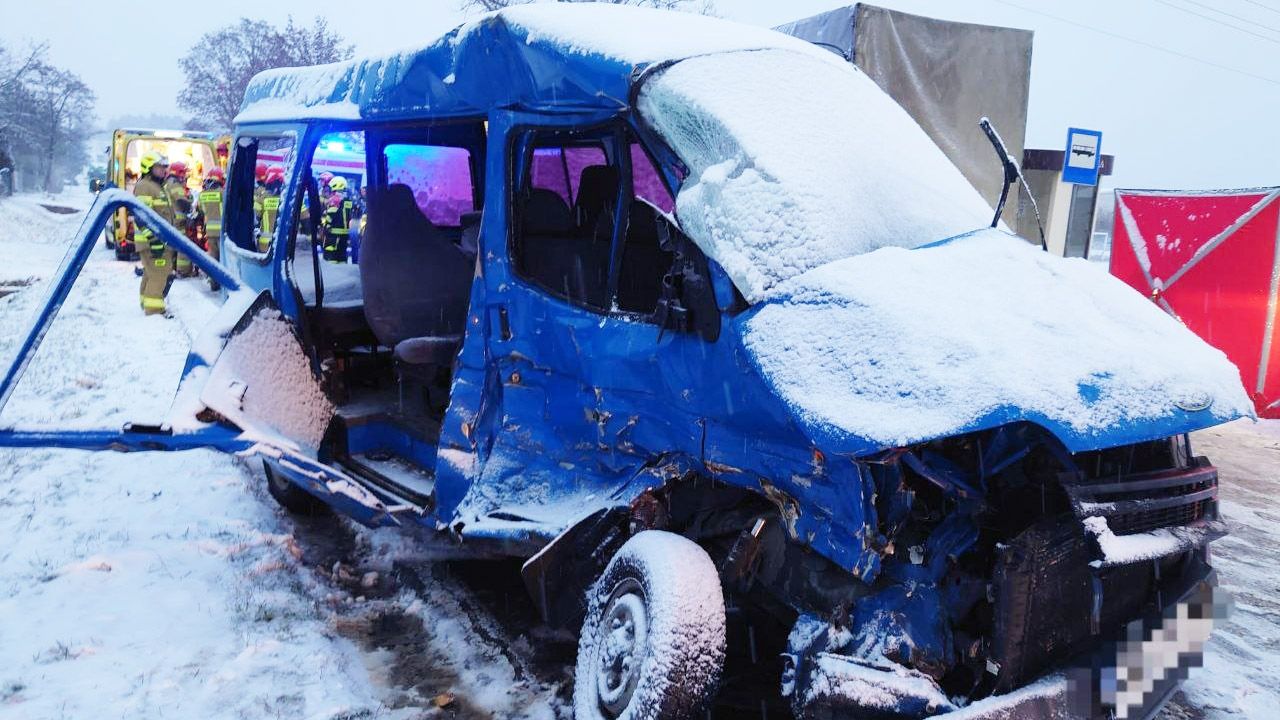 Ford transit zderzył się tam z ciężarówką (fot. tt/@PolicjaMazowsze) Ford transit zderzył się tam z ciężarówką (fot. tt/@PolicjaMazowsze)