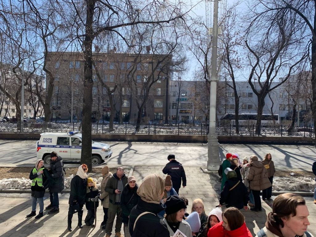 Полицейские с дубинками приехали на избирательный участок в Екатеринбурге (Фота: Vot-tak.tv)