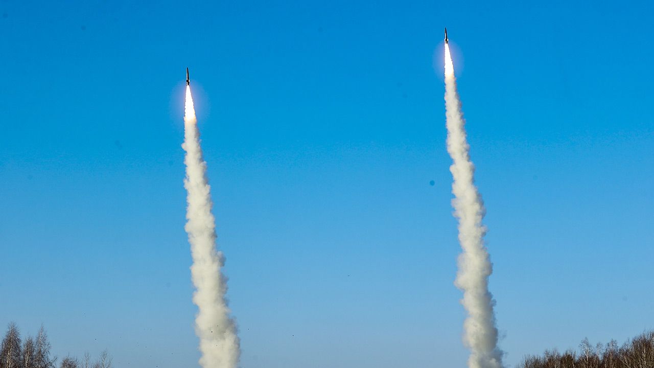 Zełenski zaapelował do Zachodu o zamkniecie nieba dla rosyjskich samolotów i rakiet (fot. Stringer/Anadolu Agency via Getty Images)