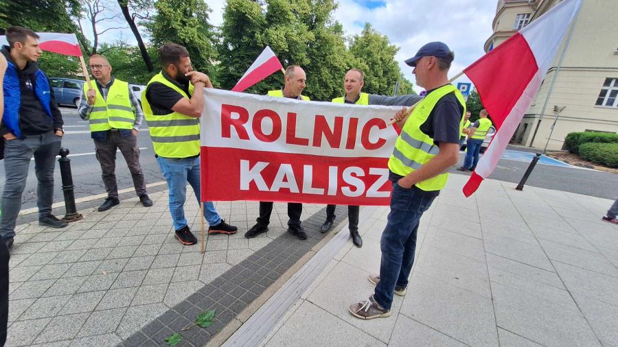 protest rolników przed Wielkopolskim Urzędem Wojewódzkim w Poznaniu (fot. Tomasz Małecki) 