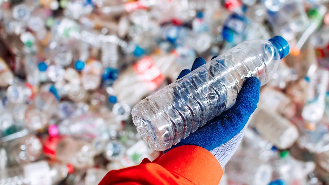 Problemu nie rozwiąże nawet recykling chemiczny – uważają eksperci. Ale są inne sposoby (fot. Shutterstock/Thampitakkull Jakkree)