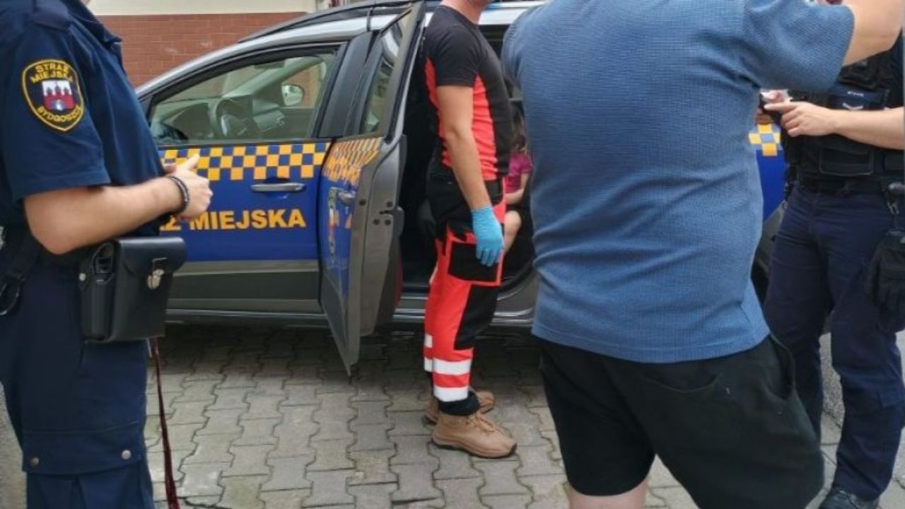 Bosa czterolatka błąkała się po mieście. Ojciec był nietrzeźwy