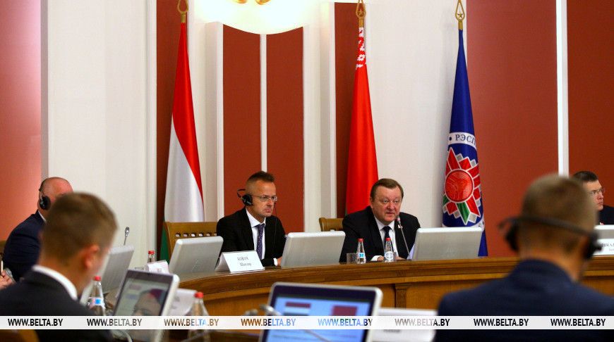 Міністры замежных справаў Вугоршчыны і Беларусі Петэр Сіярта і Сяргей Алейнік на пасяджэнні міжурадавай камісіі ў эканамічнай супрацы. Менск, Беларусь. 29 траўня 2024 года. (Фота: Надзея Касцецкая/ БелТА)