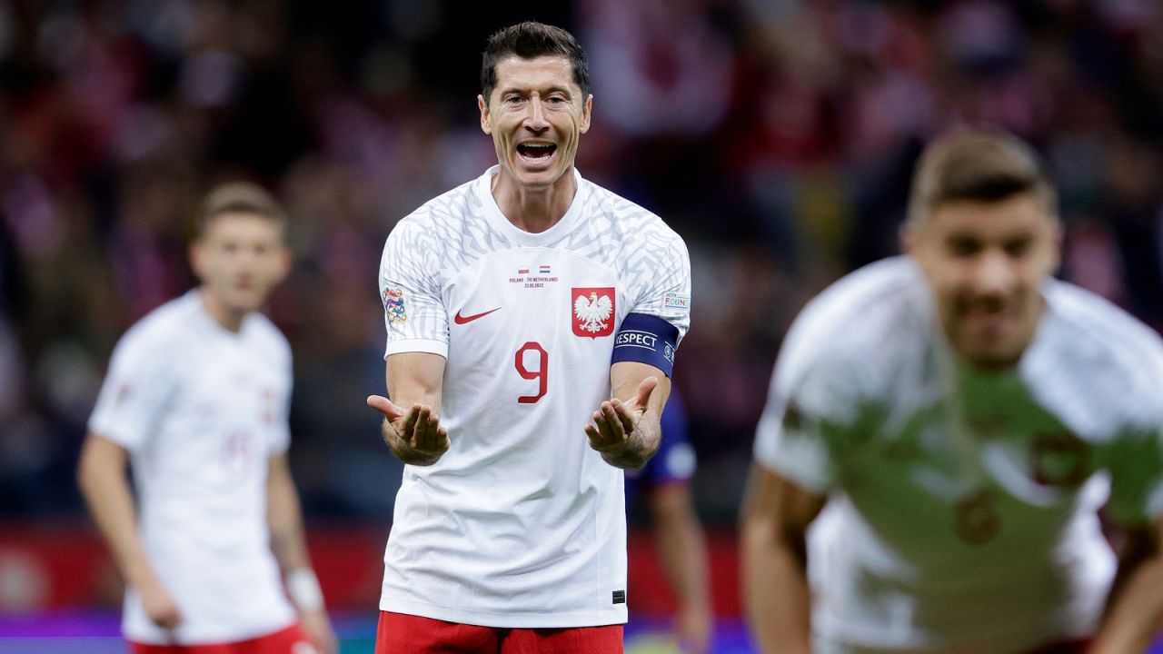Poirytowany Robert Lewandowski. Sam jednak nie oddał żadnego strzału (fot. Getty)