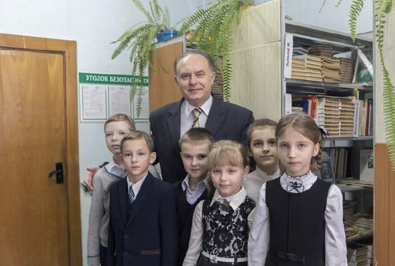 Мікалай Жуковіч з дзецьмі. (Фота: ПЦ “Вясна” / Telegram)