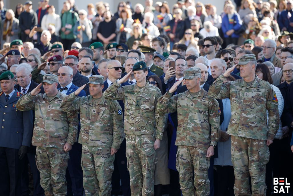 Цырымонія развітання з загінулымі амерыканскімі вайскоўцамі на Катэдральным пляцы Вільні. Жаўнеры зніклі 25 сакавіка падчас вучэнняў на палігоне ў Падброддзі, наступным днём сталася вядома, што гусенічная браняваная машына M88 з жаўнерамі затанула ў балоце. Вільня, Літва. 3 красавіка 2025 года. Фота: Белсат