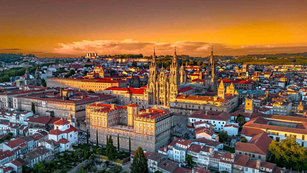 Pielgrzymi z całego świata przemierzają Drogę Św. Jakuba, aby dotrzeć do katedry w Santiago de Compostela. Fot. Pedro Magrod/ Shutterstock