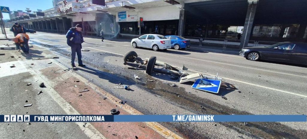 Аварыя 10 сакавіка каля дому Няміга, 3. (Фота: УГАИ ГУВД Мингорисполкома / Telegram)