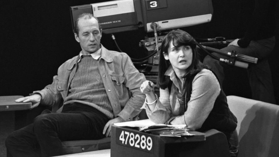 Turniej Reporterów w Studio 2 w 1980 roku. Program prowadzi Elżbieta Jaworowicz, obok reportażysta „Polityki” Andrzej Krzysztof Wróblewski. Fot. TVP