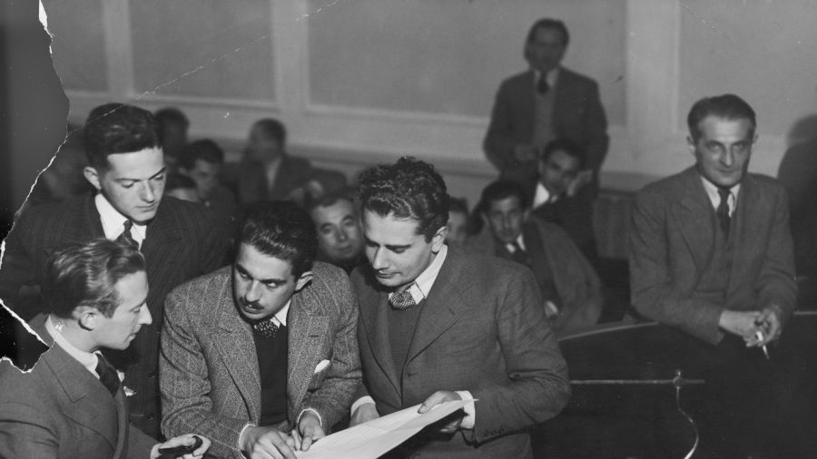 Próba generalna w Teatrze Banda w Warszawie, lata 1932 - 1933. Narada muzyczna. Na pierwszym planie od lewej: pianista Karol Gimpel, muzyk Mieczysław Hoherman, kierownik muzyczny Marian Hemar, kompozytor Władysław Dan-Daniłowski. Z prawej poeta Julian Tuwim. Fot. NAC/IKC, sygn. 1-K-11285-1